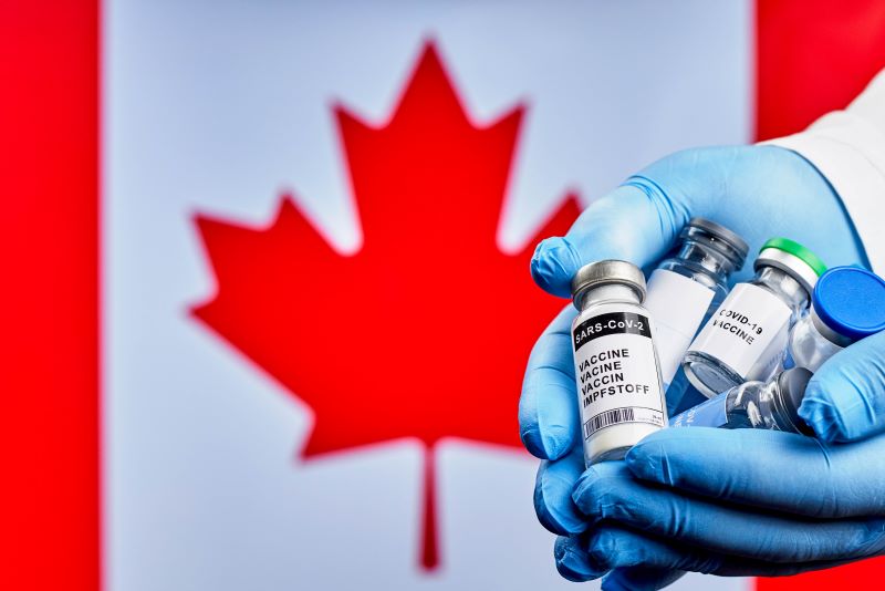 Tiêm vaccine Canada
